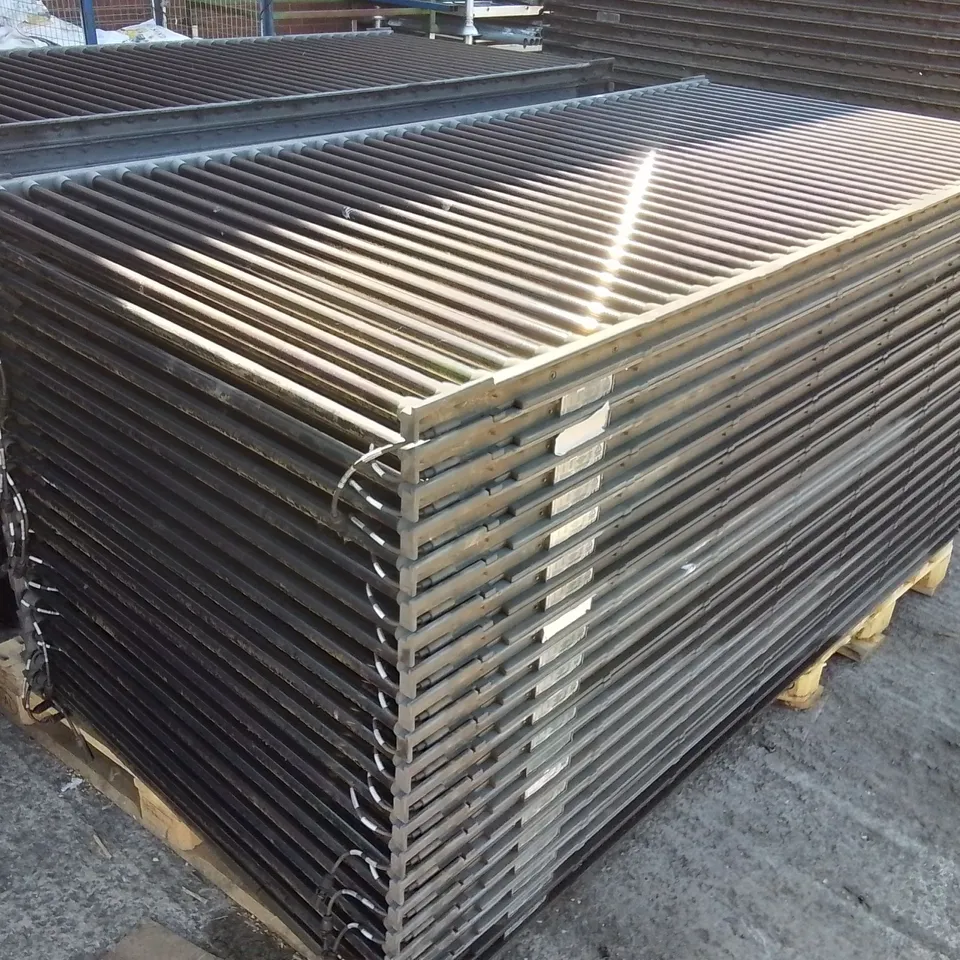 PALLET CONTAINING A LARGE QUANTITY OF UNTESTED SOLYNDRA 200W SOLAR PANELS
