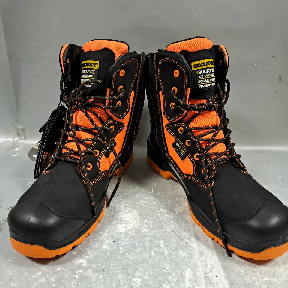 BOXED PAIR OF BUCKBOOTZ ANKLE BOOTS IN BLACK/ORANGE UK SIZE 8