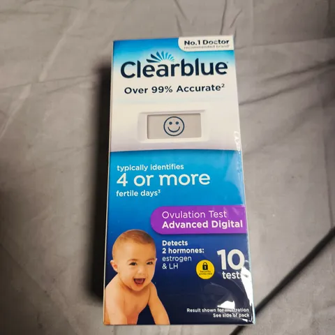 APPROXIMATELY 15 ASSORTED HEALTH & BEAUTY PRODUCTS INCLUDING CLEARBLUE OVULATION TEST AND MANICURE SET 