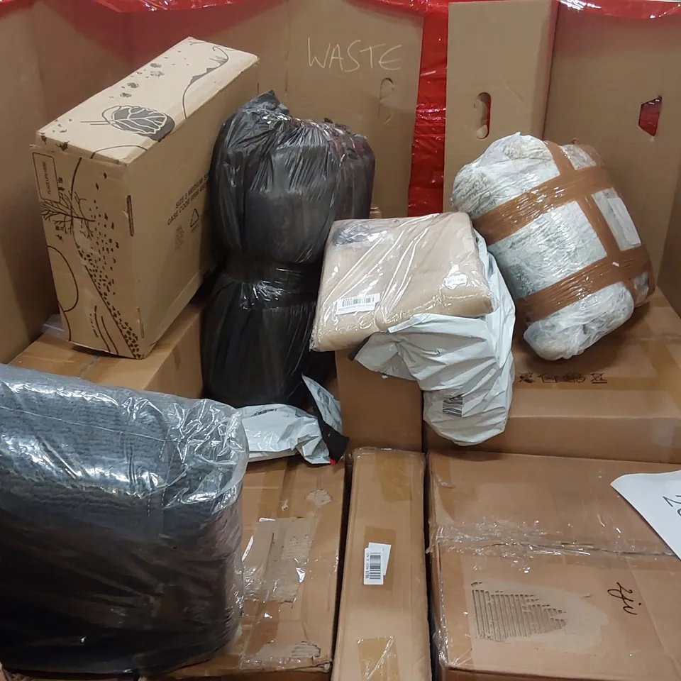 PALLET OF ASSORTED CONSUMER PRODUCTS TO INCLUDE: AIR FRYERS, DYSON VACUUM CLEANER, ARTIFICIAL CHRISTMAS TREE, MINI FOLDING WASHING MACHINE, TARPAULIN COVER ECT