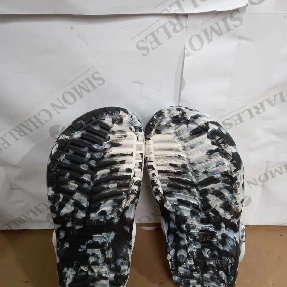 PAIR OF CLASSIC MARBEL EFFECT CROCS SIZE UNSPECIFIED