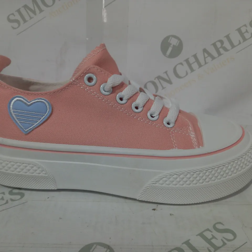 PAIR OF DESIGNER TRAINERS IN PINK W. BLUE HEART EU SIZE 36