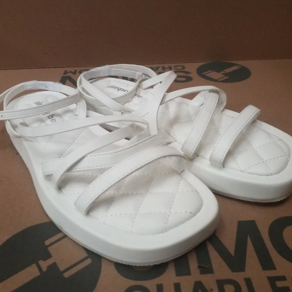 BOX CONTAINING APPROXIMATELY 6 PAIRS OF SIMPLY BE WHITE PHOEBE EX WIDE SANDALS - SIZE 8
