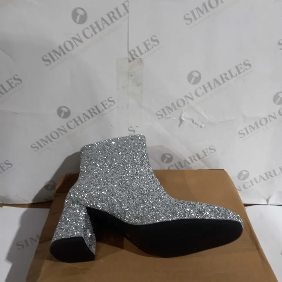 BOXED PAIR OFSIZE 39 ANKLE BOOTS SPARKLING