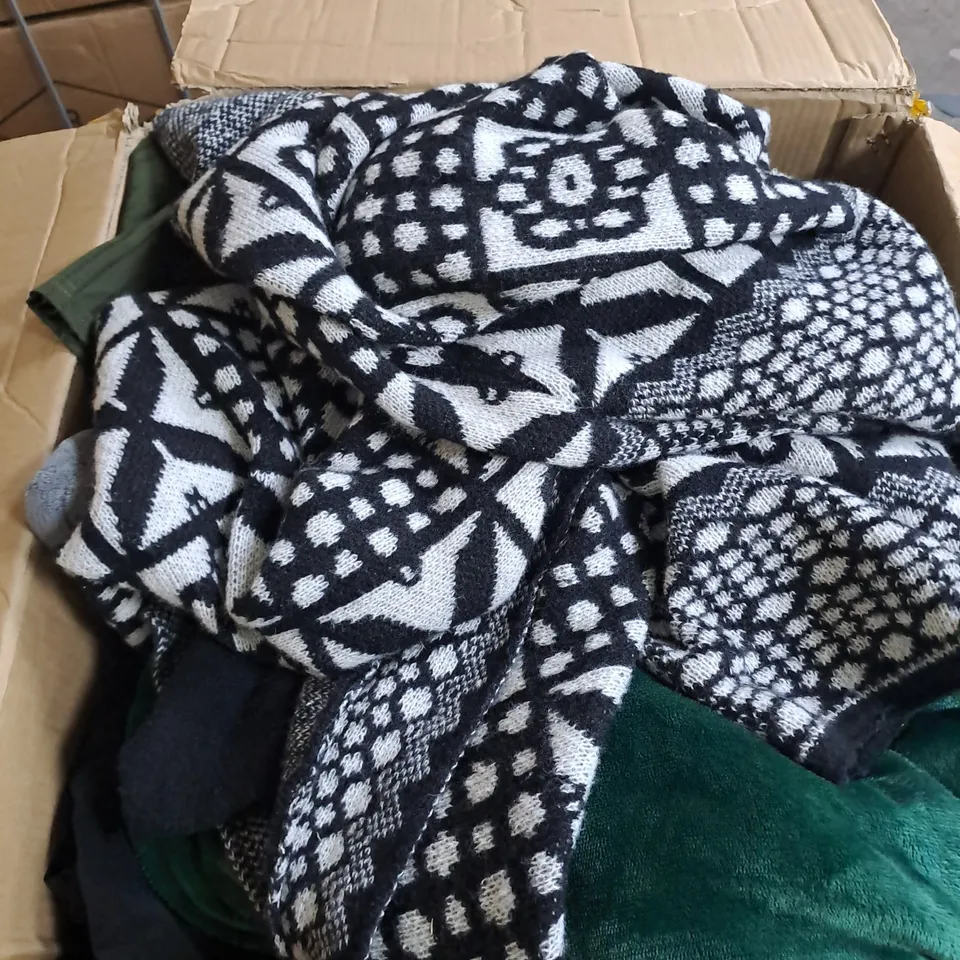 APPROXIMATELY 20 ASSORTED CLOTHING ITEMS TO INCLUDE JUMPERS, TOPS AND JACKETS