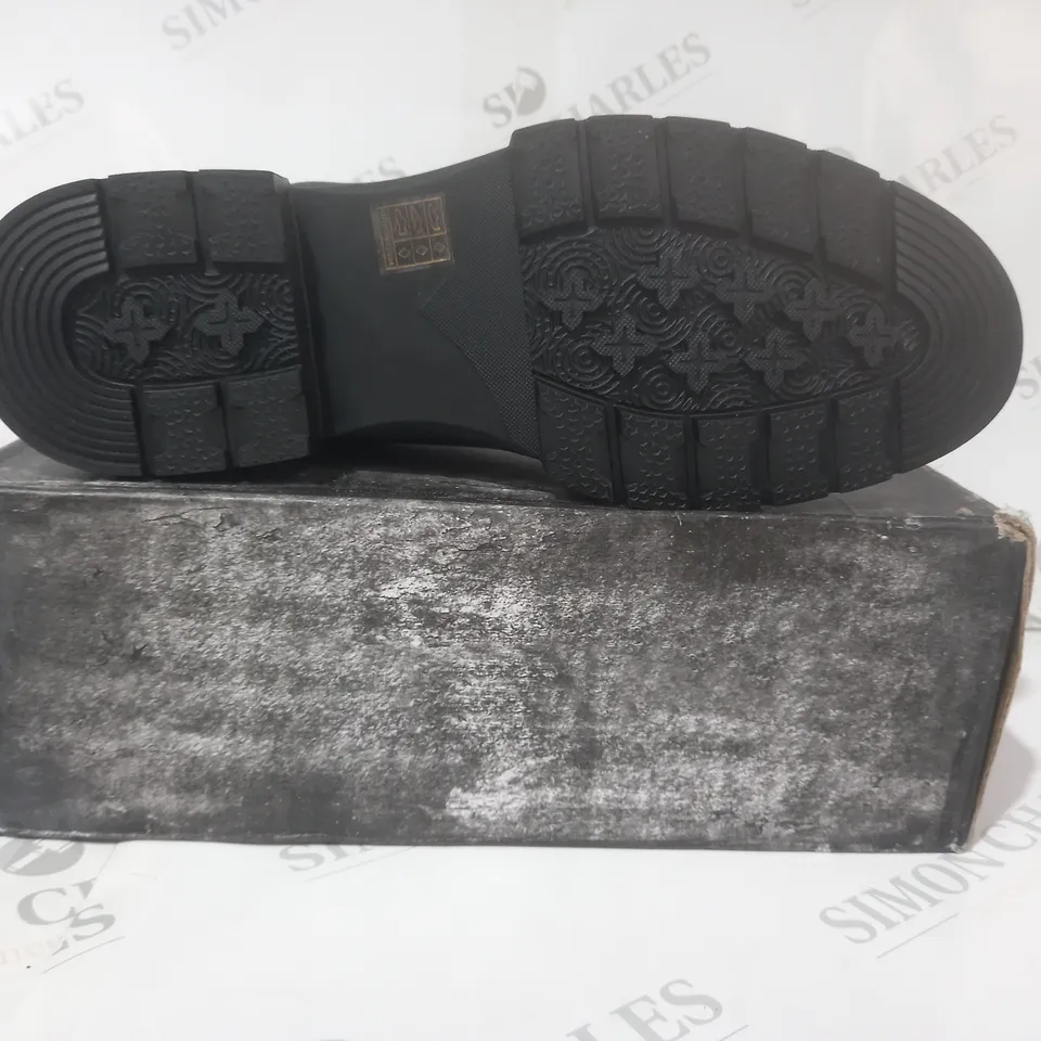BOXED PAIR OF DESIGNER LACE-UP SHOES IN BLACK EU SIZE 46