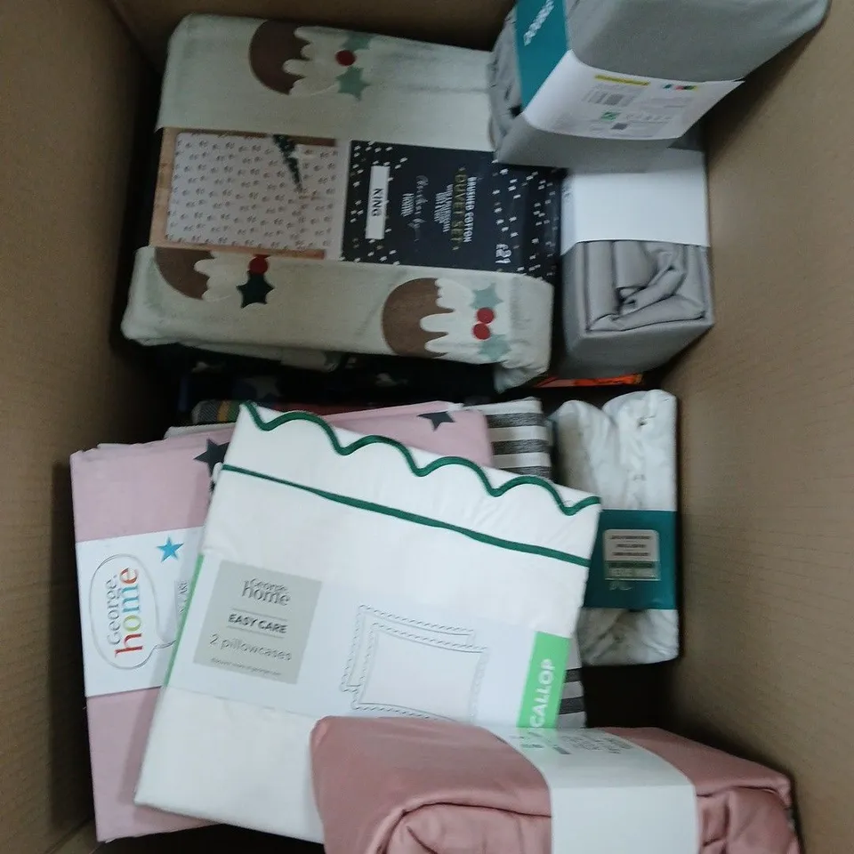BOX OF APPROXIMATELY 10 ASSORTED BEDDING & SOFT FABRICS ITEMS TO INCLUDE - DUVET SETS - FITTED SHEETS - PILLOWCASES - ETC
