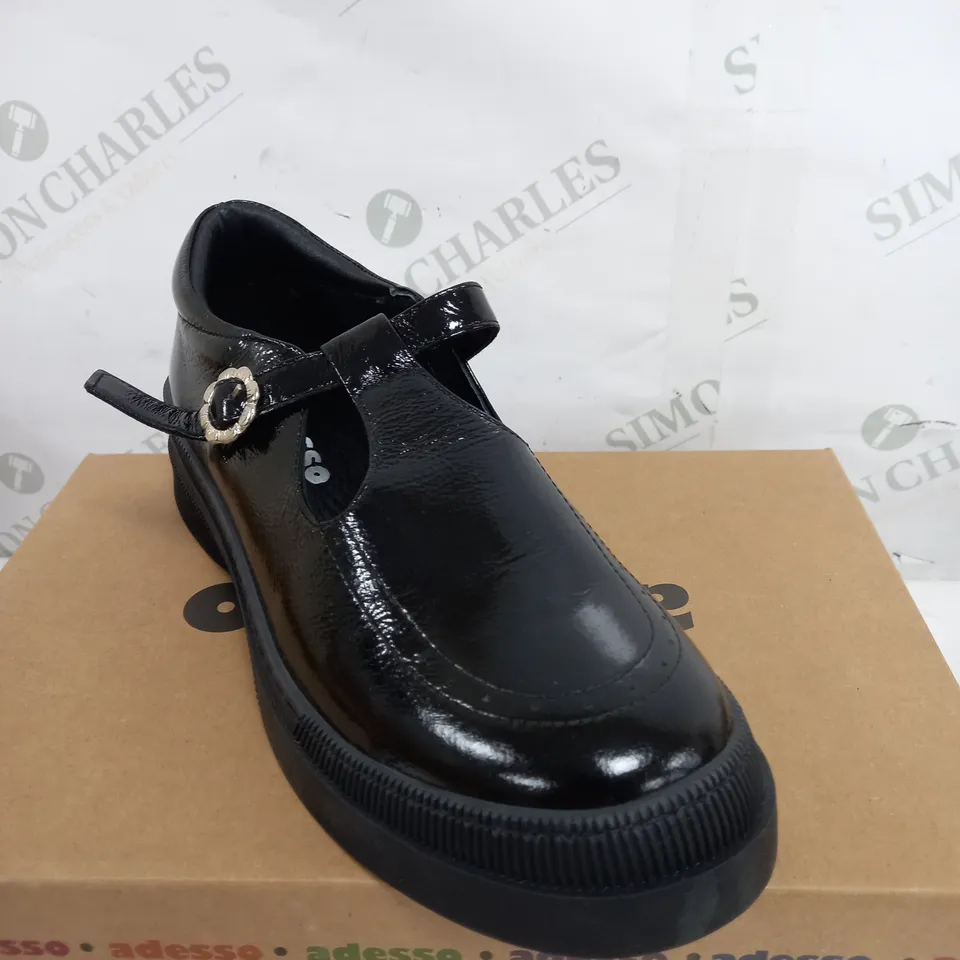 BOXED PAIR OF ADESSO BLACK LEATHER SHOES SIZE 6