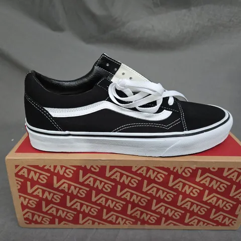 BOXED PAOR OF VANS OLD SKOOL TRAINERS - UK SIZE 7 