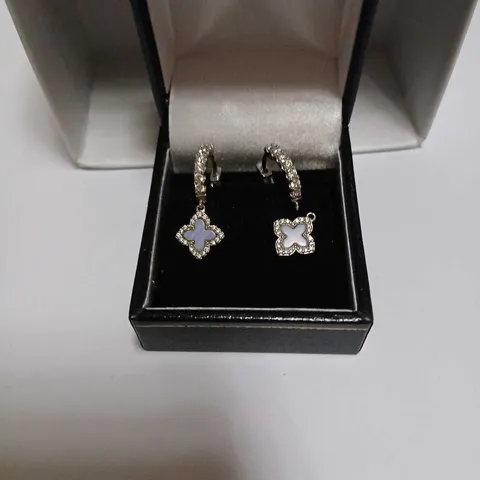PAIR OF CLOVER-SHAPED DROP EARRINGS WITH BLUE ENAMEL CENTRES AND CRYSTALS 
