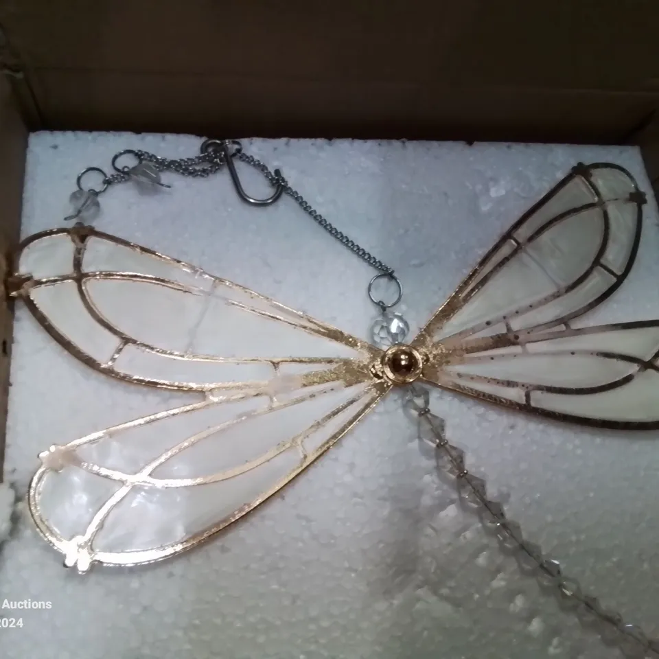 BOXED CRYSTAL DRAGONFLY WALL DECOR PIECE 