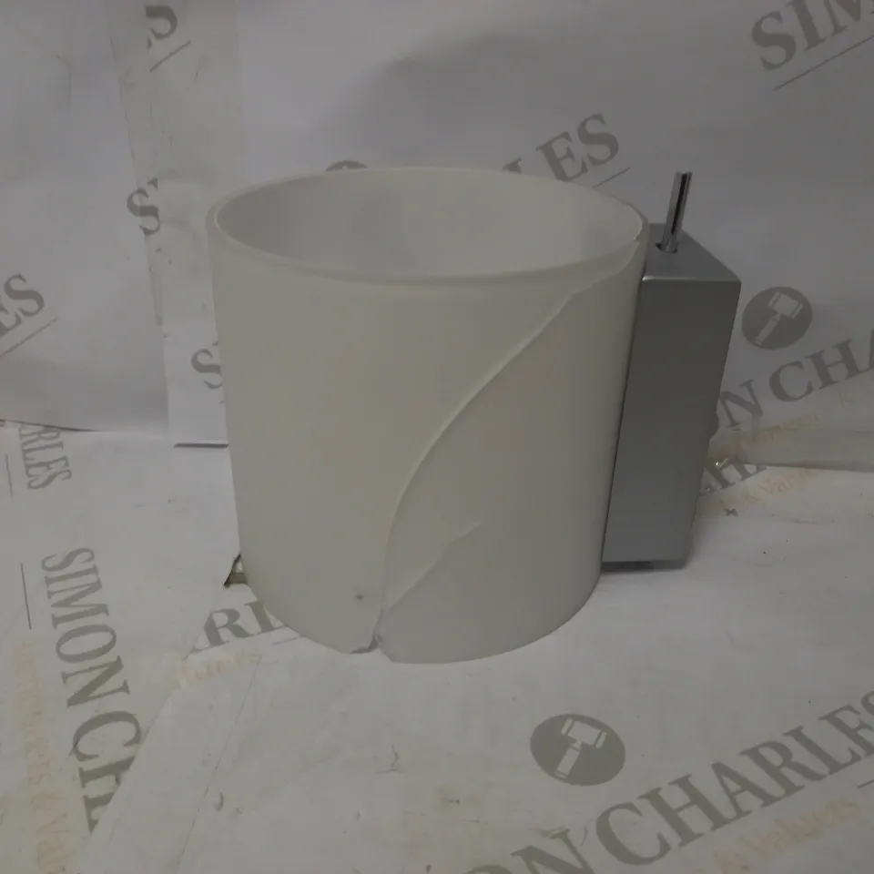 WALL MOUNTED LIGHT FIXTURE