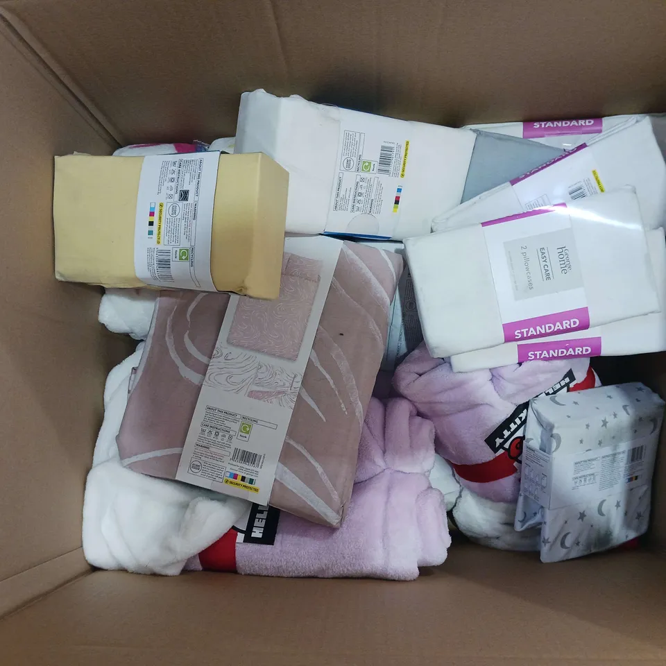 BOX OF APPROXIMATELY 12 ASSORTED BEDDING AND SOFT FURNISHING ITEMS TO INCLUDE - DUVET SET, TOWEL, AND BATH MAT ETC. 