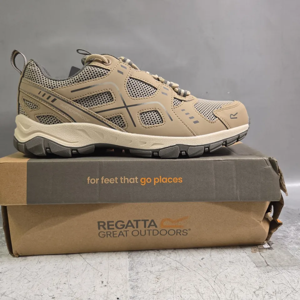 BOXED PAIR OF REGATTA WOMEN'S VENDEAVOUR TRAINERS IN WHITE PEPPER/LIGHT VANILLA SIZE UK 7