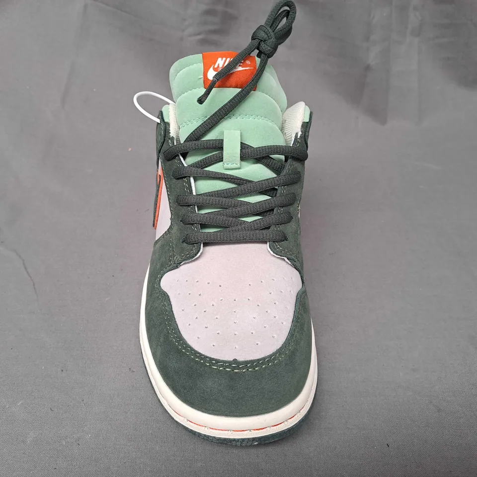 BOXED PAIR OF NIKE SHOES IN GREEN/GREY/ORANGE UK SIZE 7.5