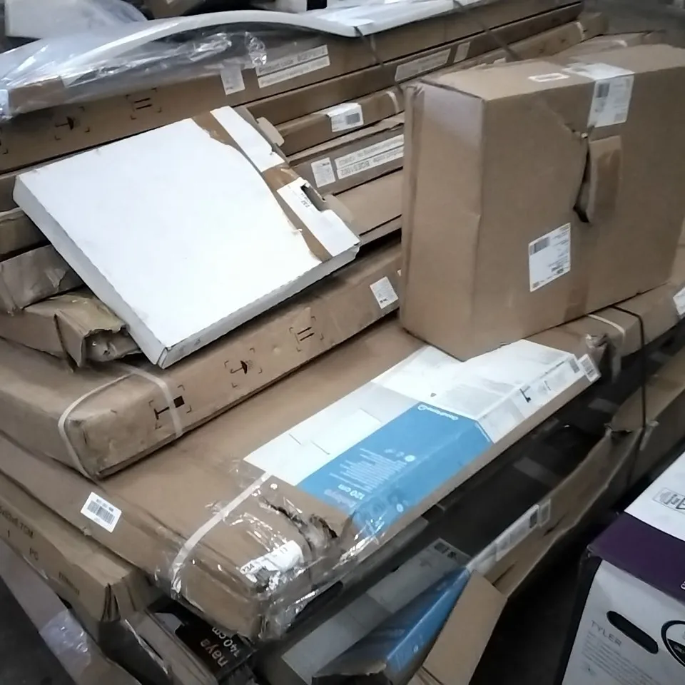 PALLET OF ASSORTED SHOWER AND BATH PANELS