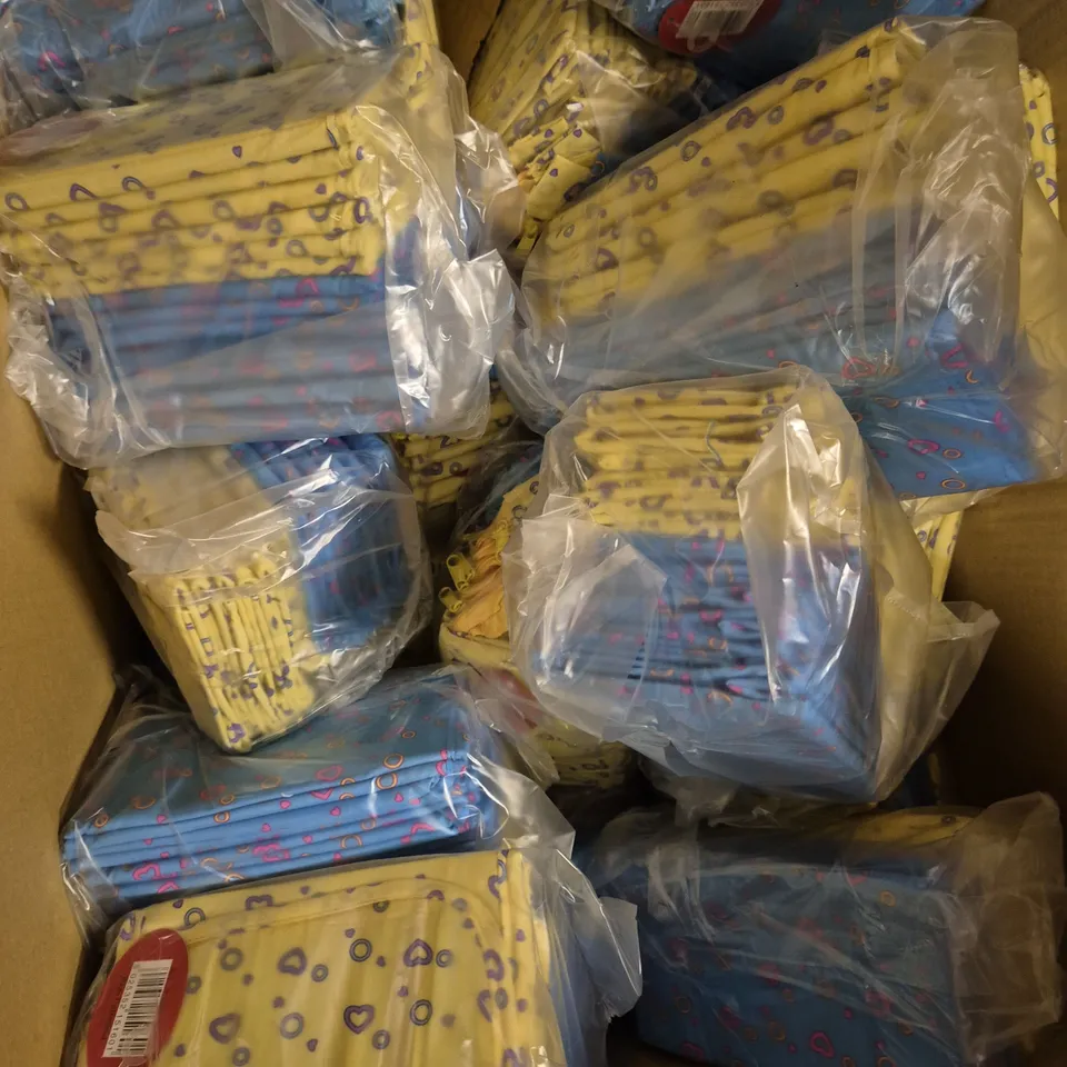 A LARGE QUANTITY OF ASSORTED SPONGE BAGS / COSMETIC BAGS 