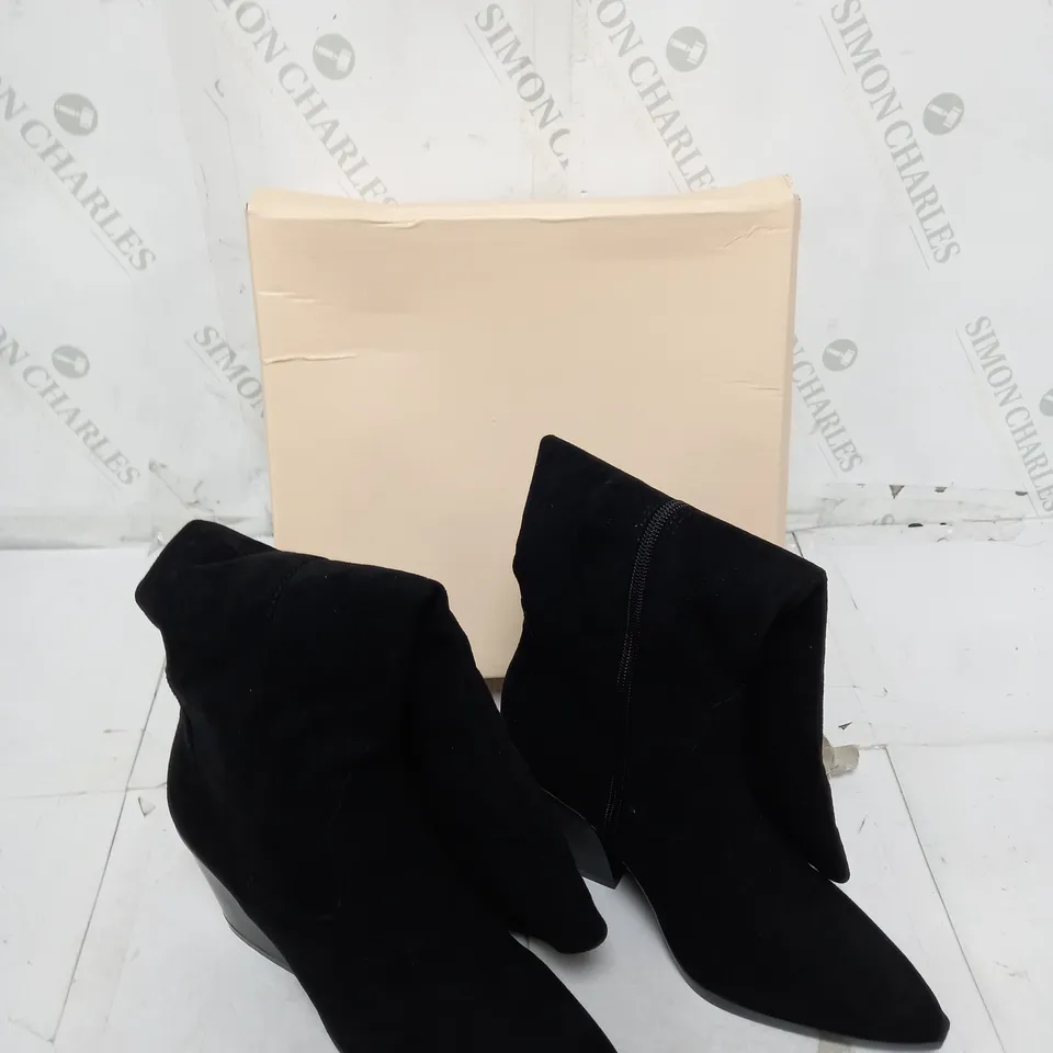 BOXED PAIR OF KNEE HIGH ZIP BLACK BOOTS SIZE 37