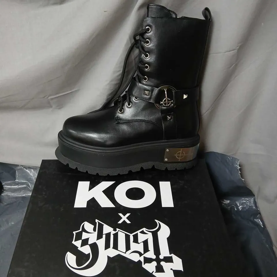 KOI X GHOST THE MINISTRY CRUCIFIX MILITARY BOOTS – BLACK, UK6 (KA00733-UK6)