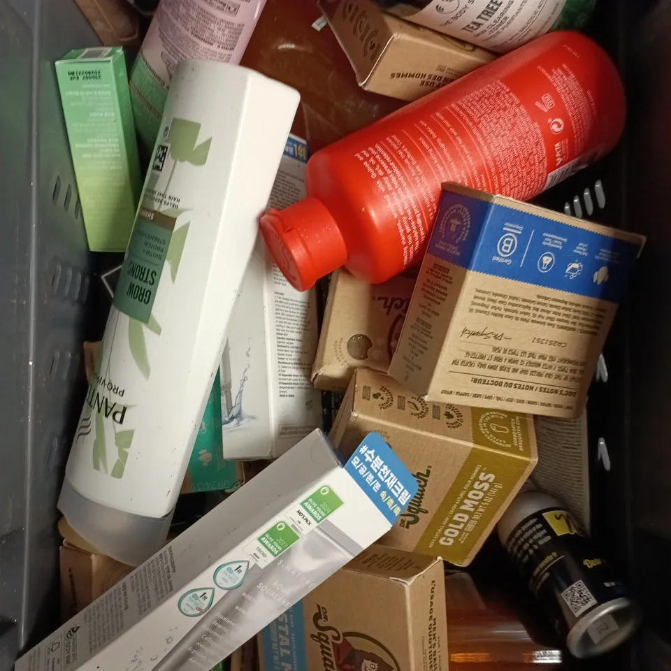 APPROXIMATELY 15 ASSORTED HEALTH & BEAUTY PRODUCTS TO INCLUDE SQUATCH SOAP, SHAMPOO, CONCEALER ETC 