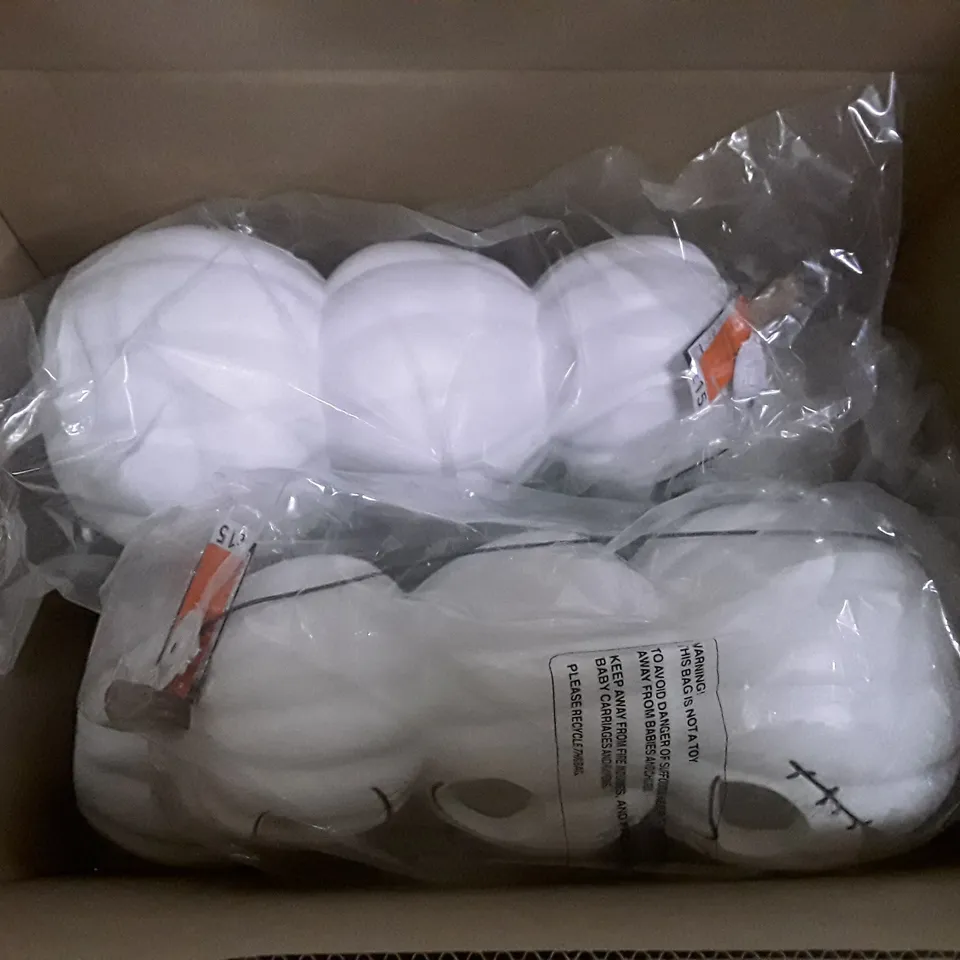 BOX CONTAINING APPROXIMATELY 4 BRAND NEW LIGHT UP PUMPKINS