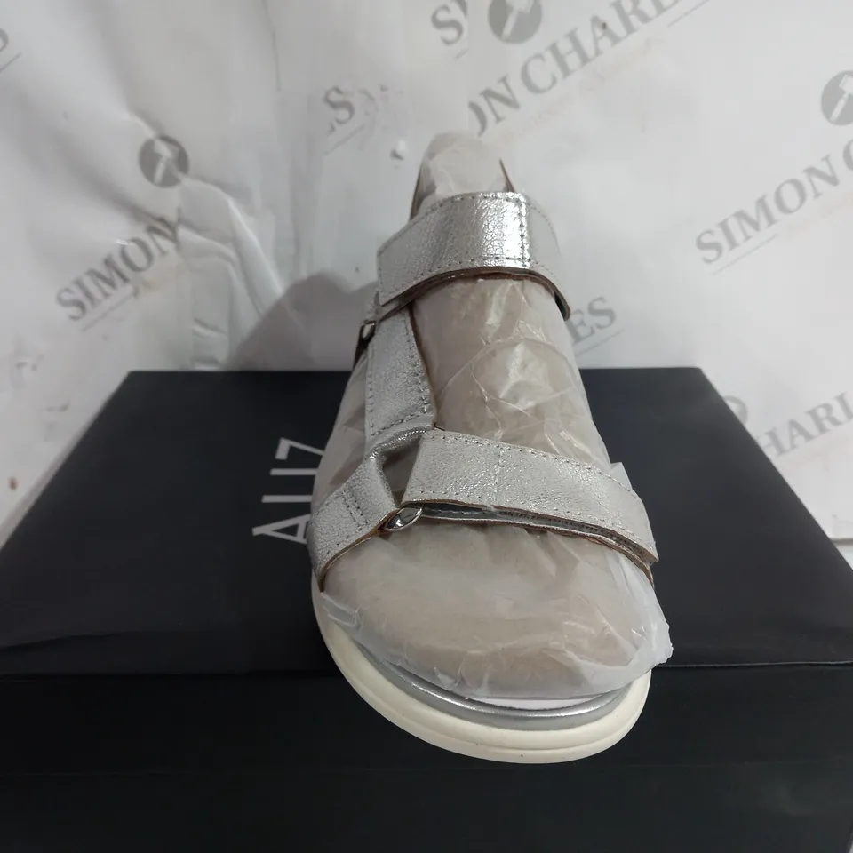 BOXED NATURALIZER HIGH PLATFORM OPEN TOE SANDALS - SIZE 7