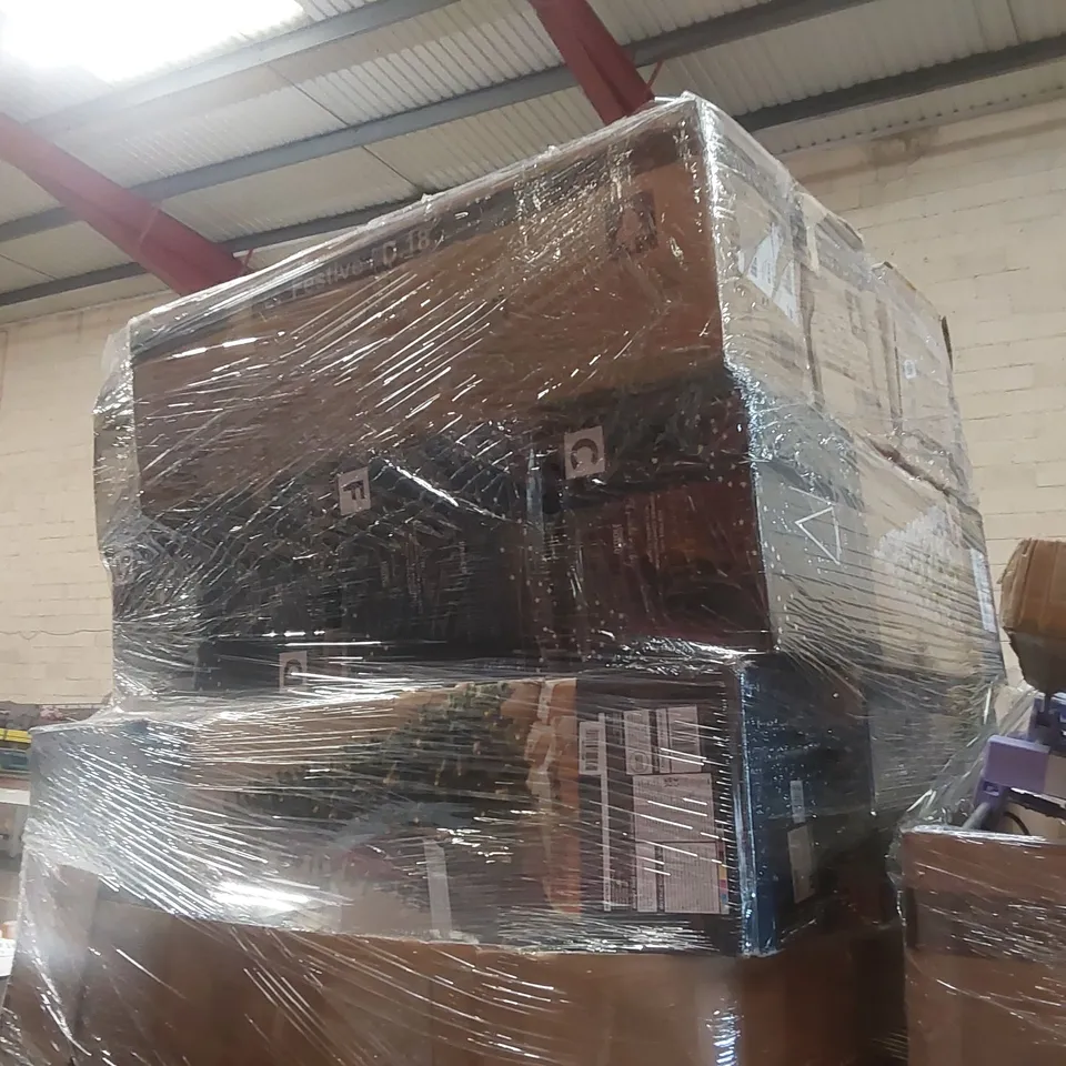 PALLET CONTAINING A VERY LARGE QUANTITY OF ASSORTED CHRISTMAS DECORATIONS