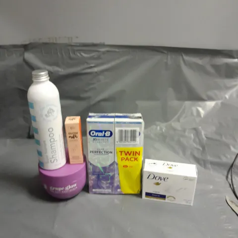 APPROXIMATELY 20 ASSORTED HEALTH & BEAUTY ITEMS TO INCLUDE - ORAL B TOOTHPASTE, GIVE ME BODY SCRUB AND DOVE SOAP