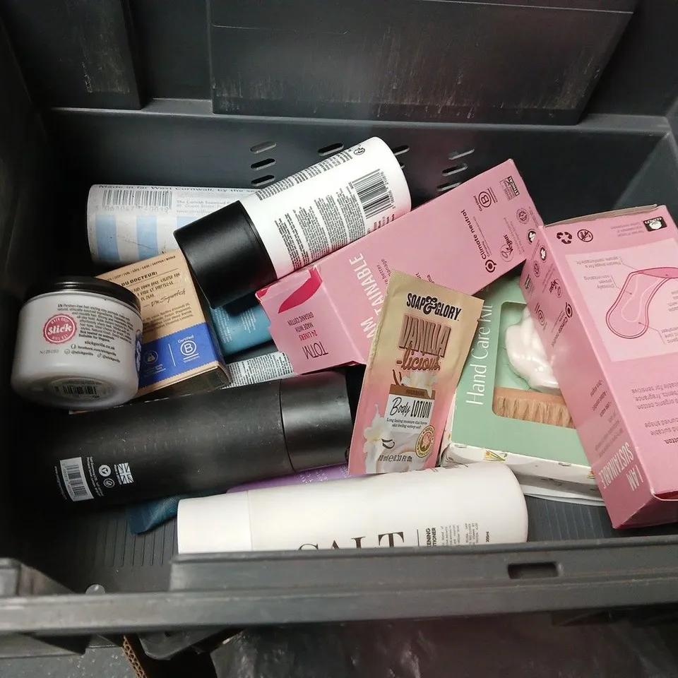 APPROXIMATEY 20 ASSORTED HEALTH AND BEAUTY PRODUCTS TO INCLUDE CHILD'S FARM MASSAGE LOTION, ORAL-B MOUTHWASH AND GIVE ME SHAMPOO