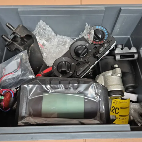 APPROXIMATELY 6 ASSORTED VEHICLE PARTS & ACCESSORIES