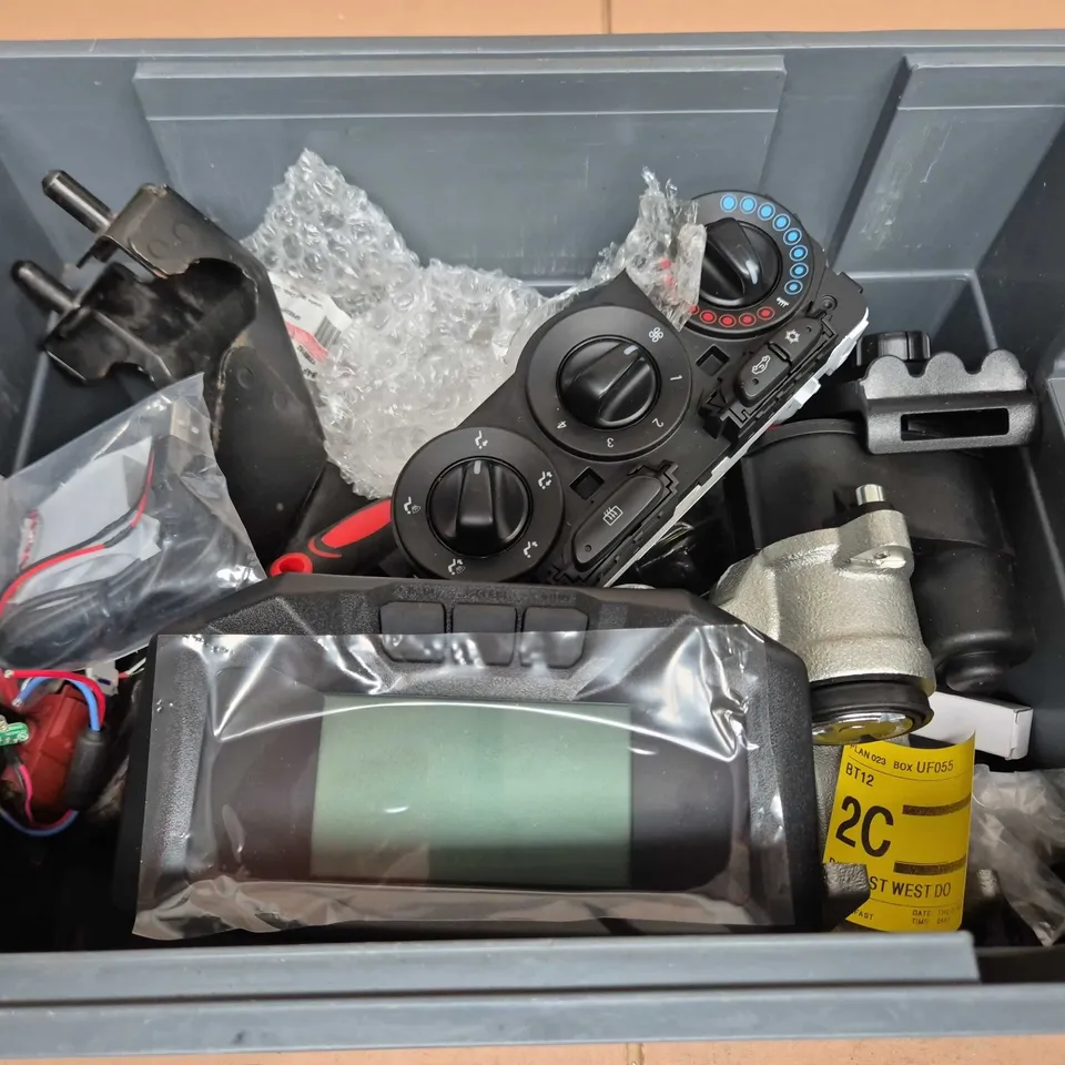 APPROXIMATELY 6 ASSORTED VEHICLE PARTS & ACCESSORIES