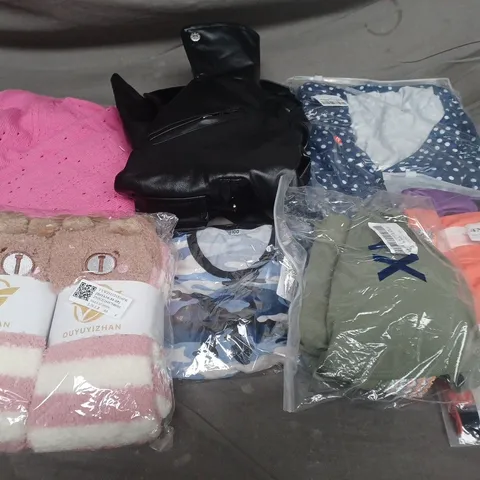 APPROX 20 ASSORTED CLOTHING ITEMS TO INCLUDE T-SHIRTS, DRESSES, SHORTS ETC