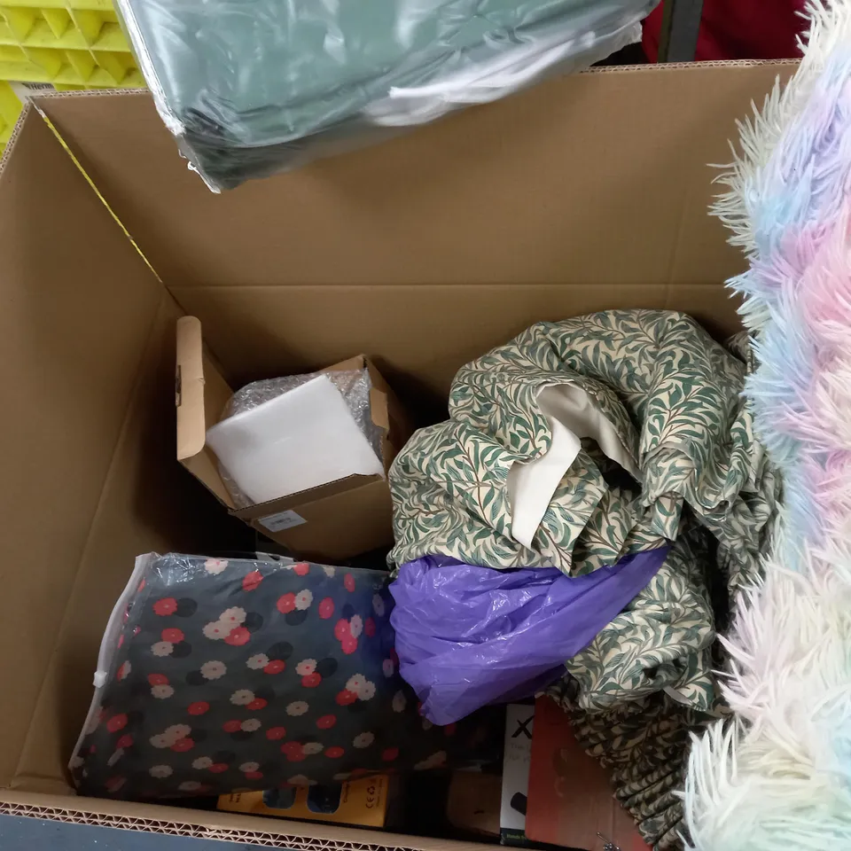 BOX OF APPROXIMATELY ASSORTED ITEMS TO INCLUDE A 8PC BLADE PACK, 4 PLANT POT SET, A PET LEAD AND A PAIR OF SHINPADS
