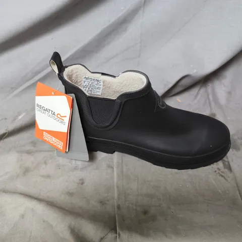 UNBOXED REGATTA GREAT OUTDOORS BLACK ANKLE BOOTS WITH FAUX SHEARLING LINING – UK SIZE 6