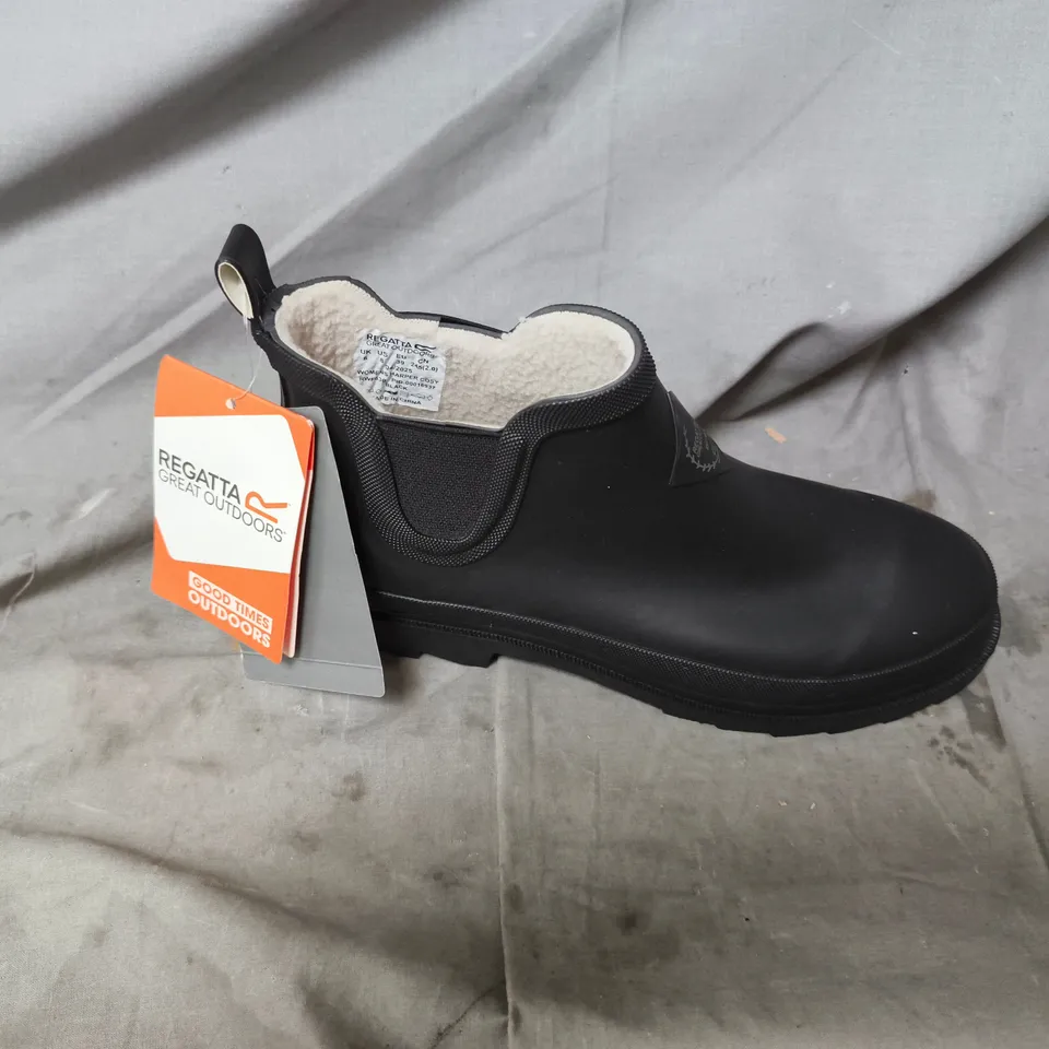 UNBOXED REGATTA GREAT OUTDOORS BLACK ANKLE BOOTS WITH FAUX SHEARLING LINING – UK SIZE 6