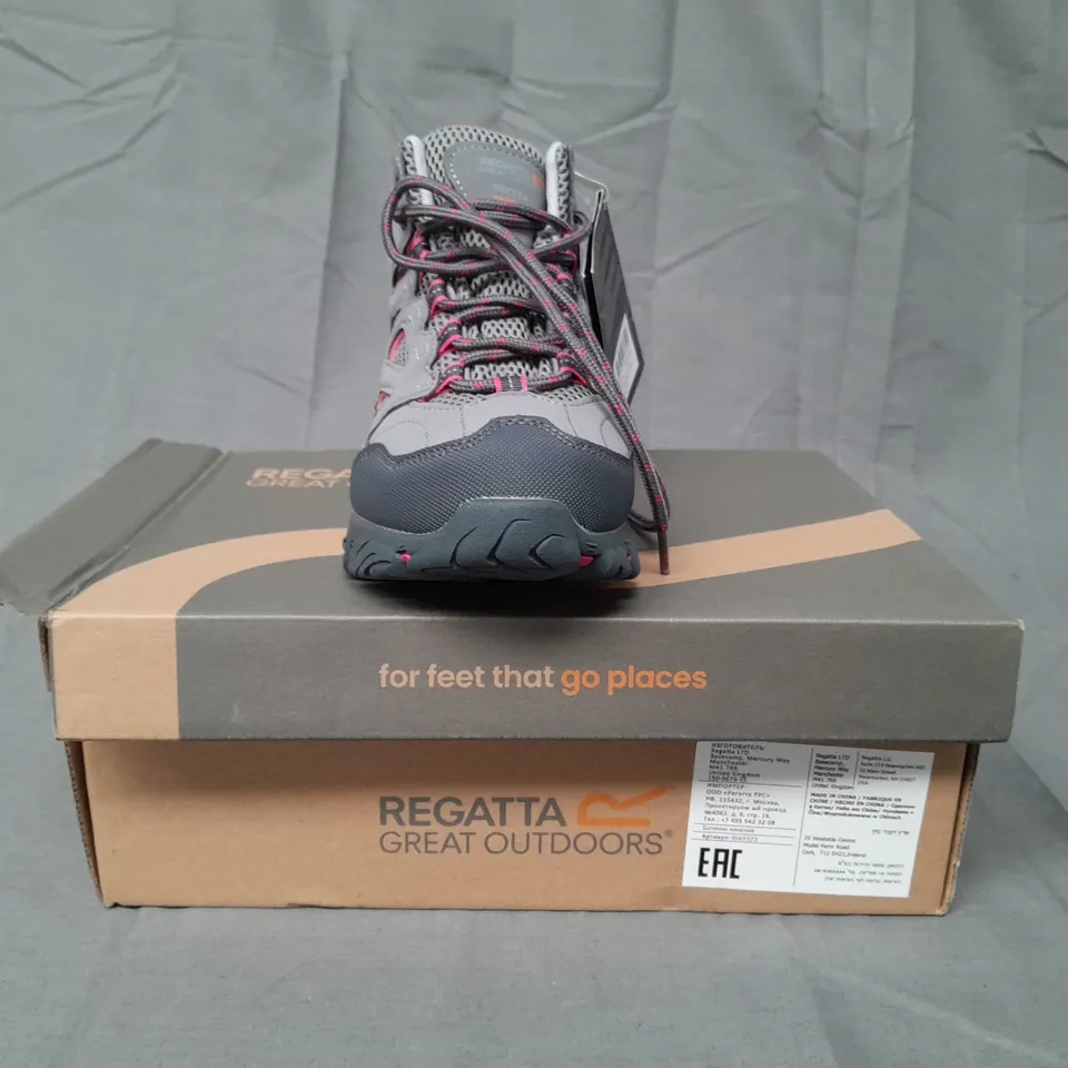 BOXED PAIR OF REGATTA WOMEN'S HOLCOMBE IEP MID SHOES IN GREY/PINK UK SIZE 5