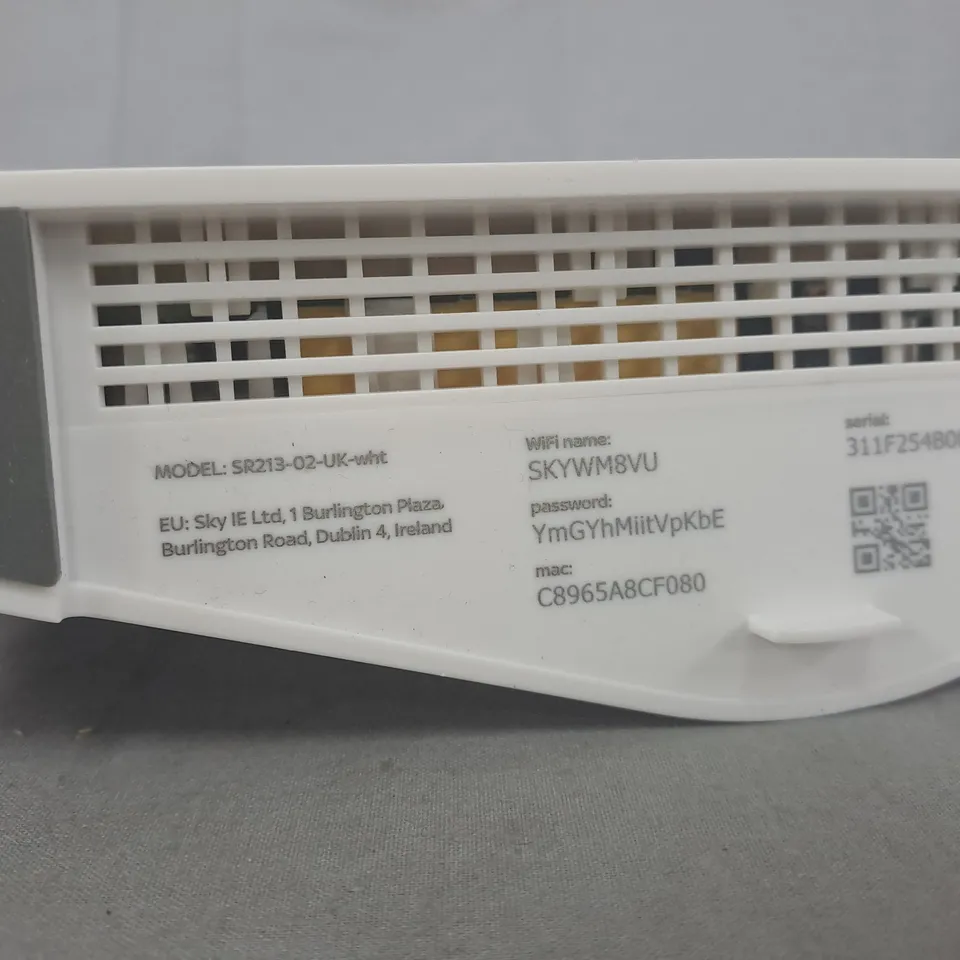 SKY SR213-02 UK WHITE WIRELESS ROUTER