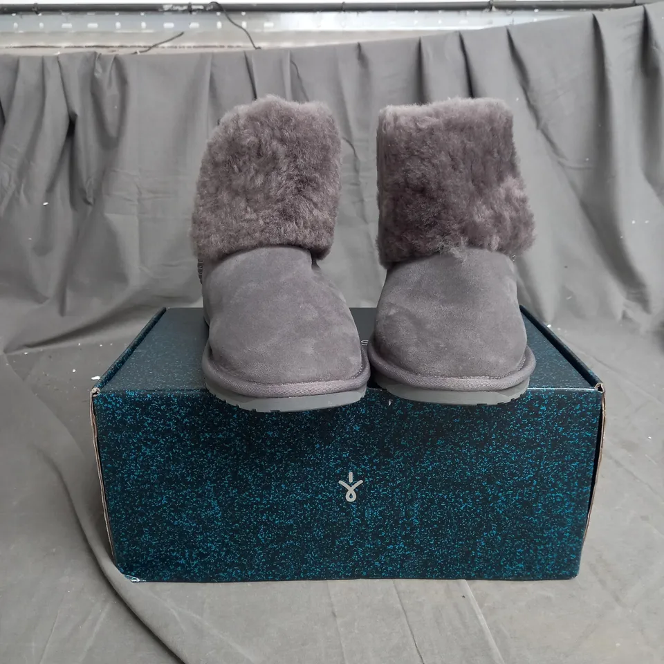 BOXED EMU HANDMADE LARA MINI BOOT SIZE 4
