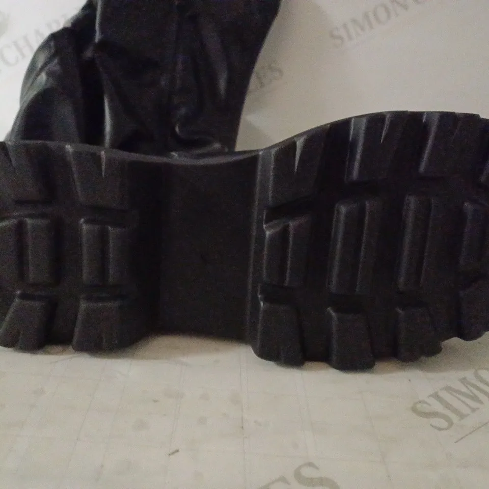BOXED PAIR OF KOI WOMEN'S THE ELEVATED UNIFLEX WIDE THIGH HIGH BOOTS SIZE 6