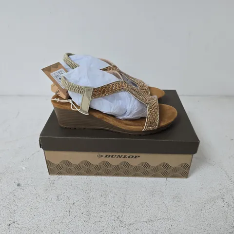 BOXED PAIR OF DUNLOP VERONA LIGHT SHOES - UK 4
