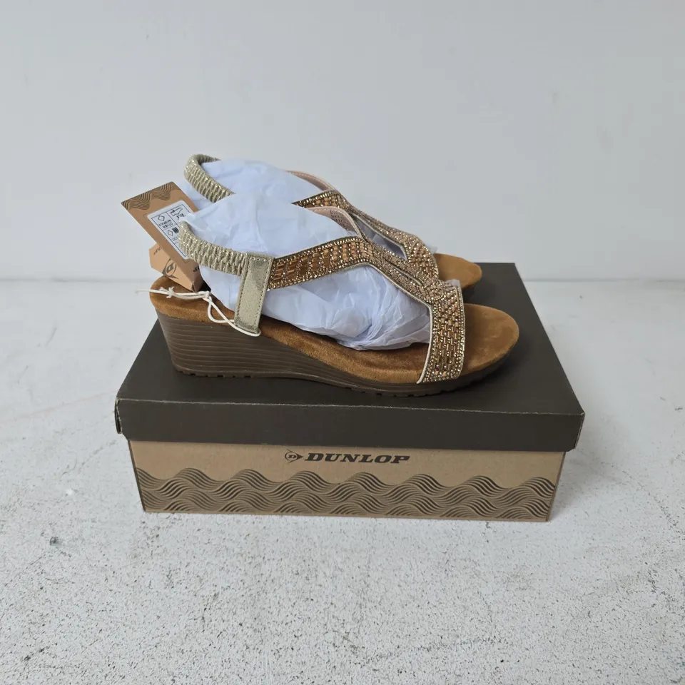 BOXED PAIR OF DUNLOP VERONA LIGHT SHOES - UK 4