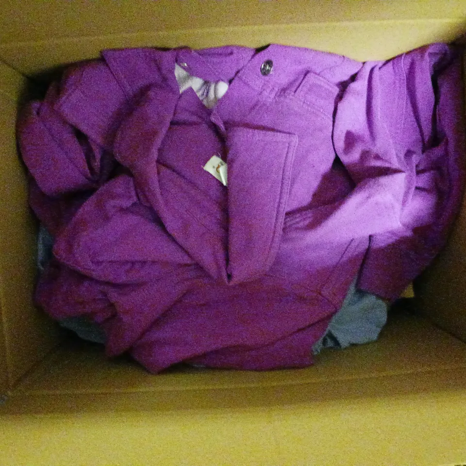 BOX OF APPROXIMATELY 10 ASSORTED CLOTHING AND FASHION ITEMS IN VARIOUS STYLES, SIZES, AND COLOURS / COLLECTION ONLY 
