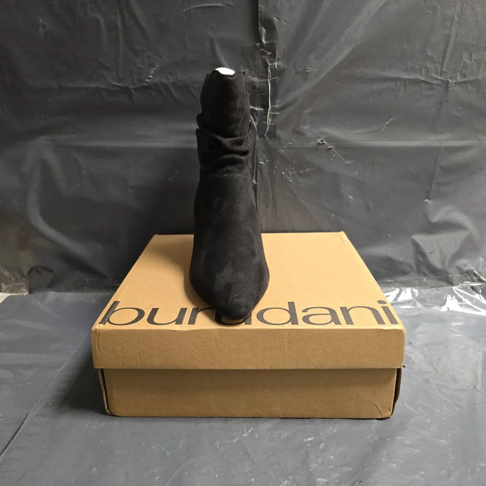 BOXED PAIR OF BURUDANI POINTED TOE LOW HEEL ANKLE BOOTS IN BLACK SIZE UK 7