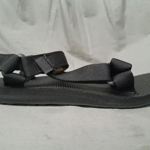 BOXED PAIR OF TEVA OPEN TOE SANDALS IN BLACK UK SIZE 8