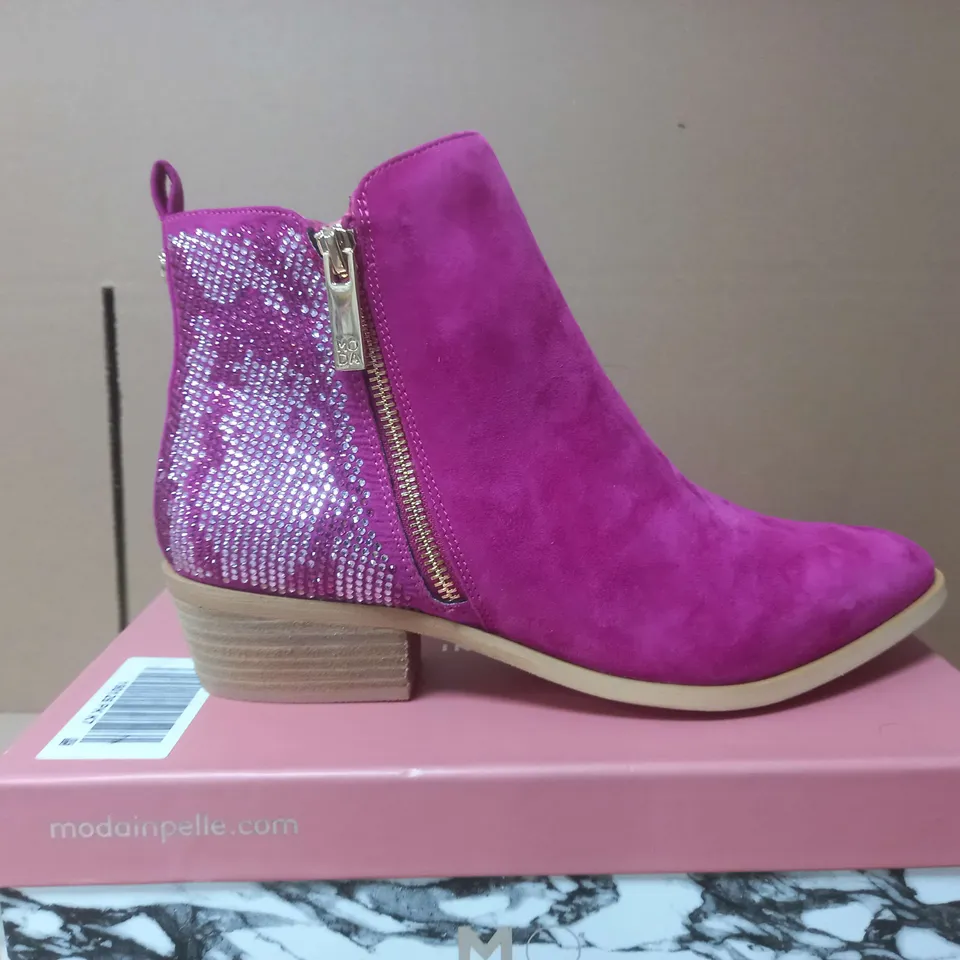 BOXED MODA IN PELLE LIGHT PINK HEEL BOOTS - UK 7