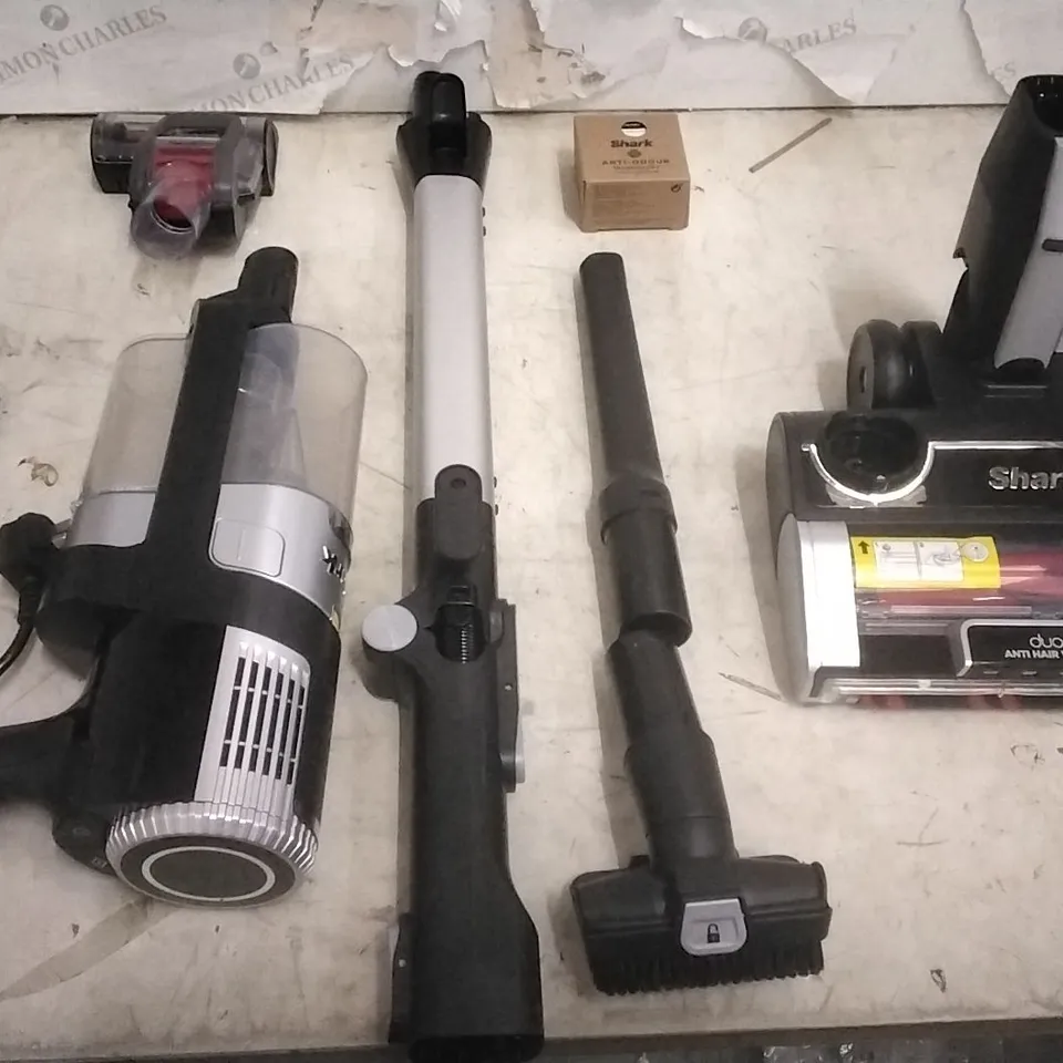 BOXED SHARK STRATOS ANTI HAIR WRAP PET PRO VACUUM CLEANER