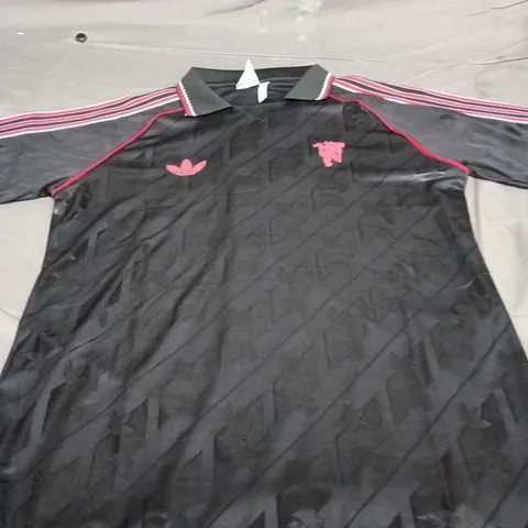 MANCHESTER UNITED CUSTOM FOOTBALL JERSEY – BLACK WITH RED TRIM, UK XL