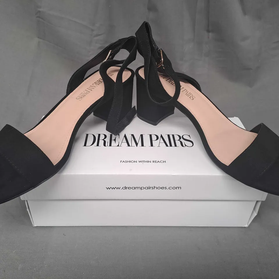 BOXED PAIR OF DREAM PAIRS OPEN TOE BLOCK SANDALS IN BLACK SIZE 8W
