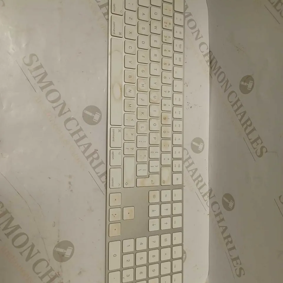 APPLE WIRELESS KEYBOARD WHITE