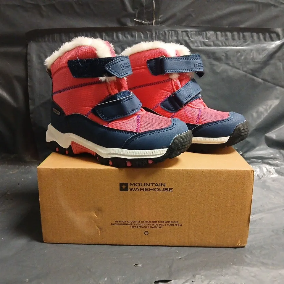 BOXED PAIR OF MOUNTAIN WAREHOUSE COMET JUNIOR WATERPROOF FLEECE LINED SNOW BOOTS IN PINK/NAVY SIZE UK 10